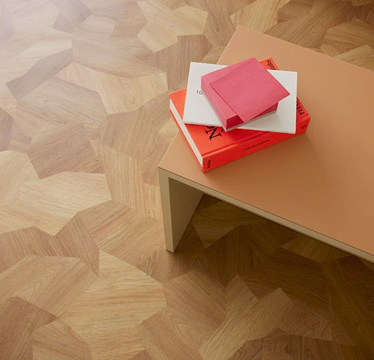 98513UP4319 contrasted shaped wood